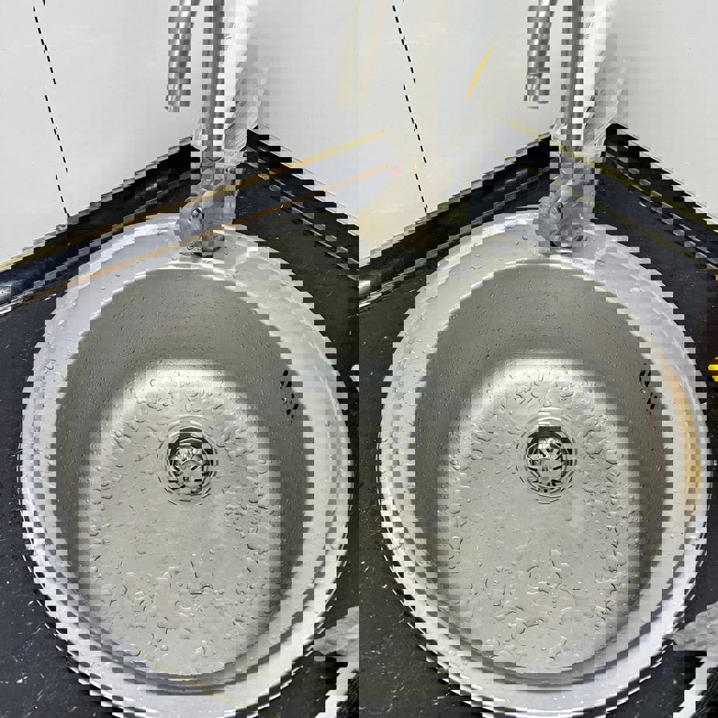 Кухонная раковина с кранами и шлангами