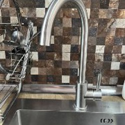 Кухонная раковина с кранами и шлангами - фото 3