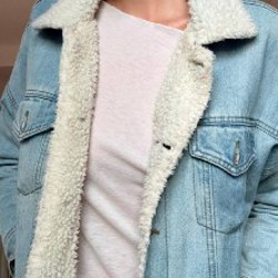 Теплая куртка - джинсовка с мехом - фото 2