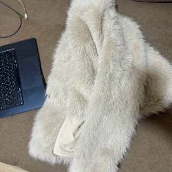 Женское пальто из искусственного меха - фото 2