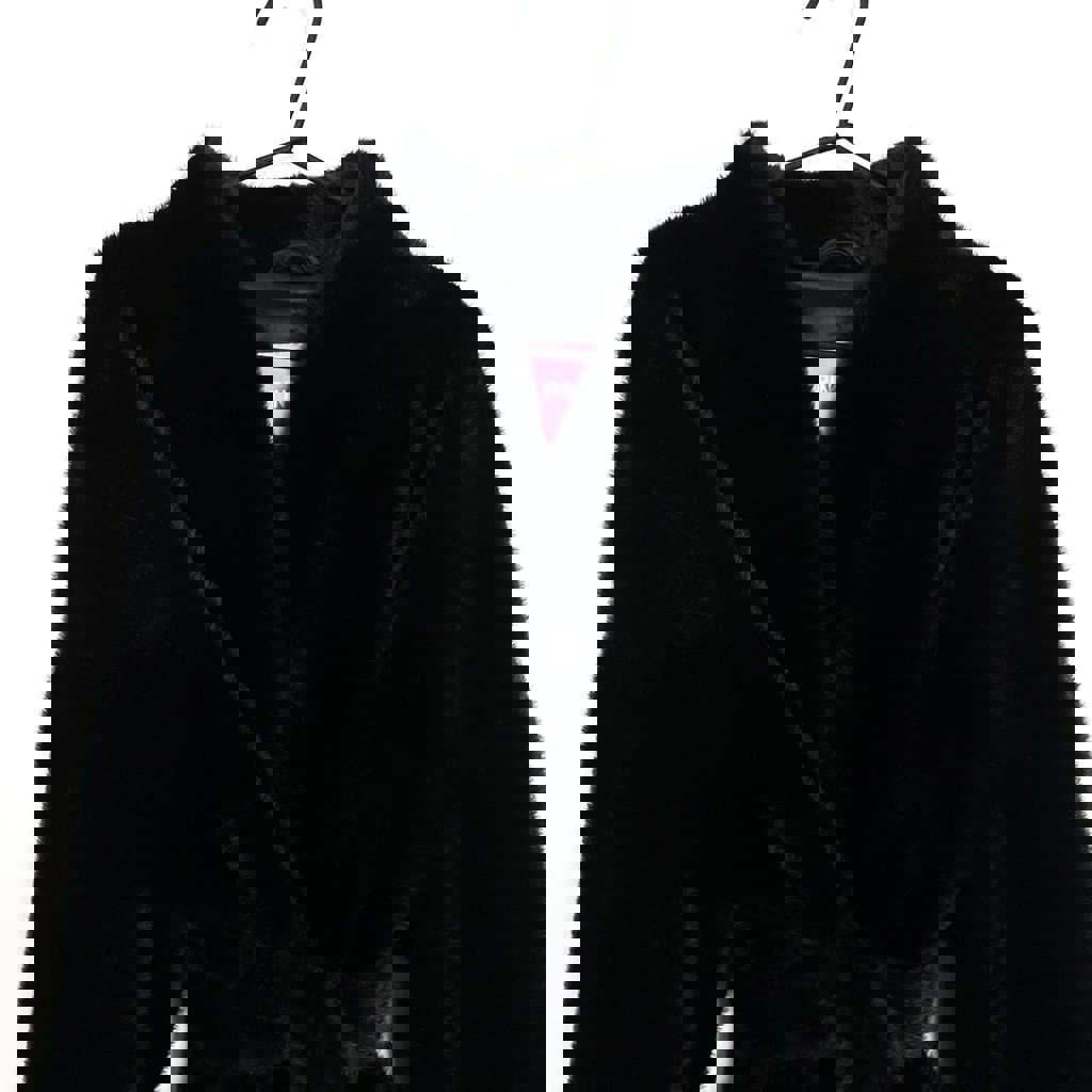 Шершавая черная шуба