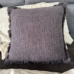 Декоративная подушка коричневого цвета - фото 1