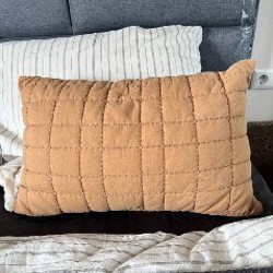 Декоративная подушка коричневого цвета - фото 2