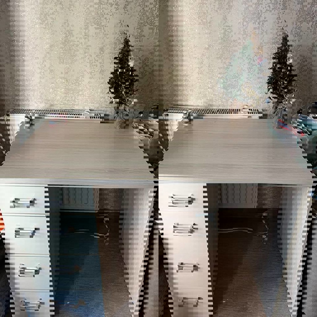 Стол с ящиками