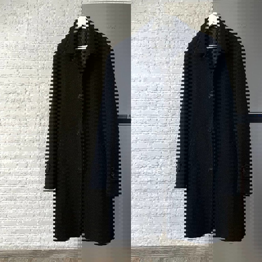 Чёрное пальто