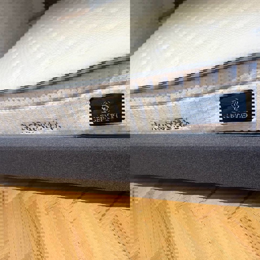 Кровать с матрасом