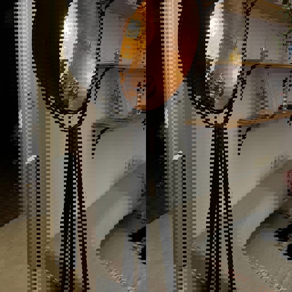 Светильник на треноге