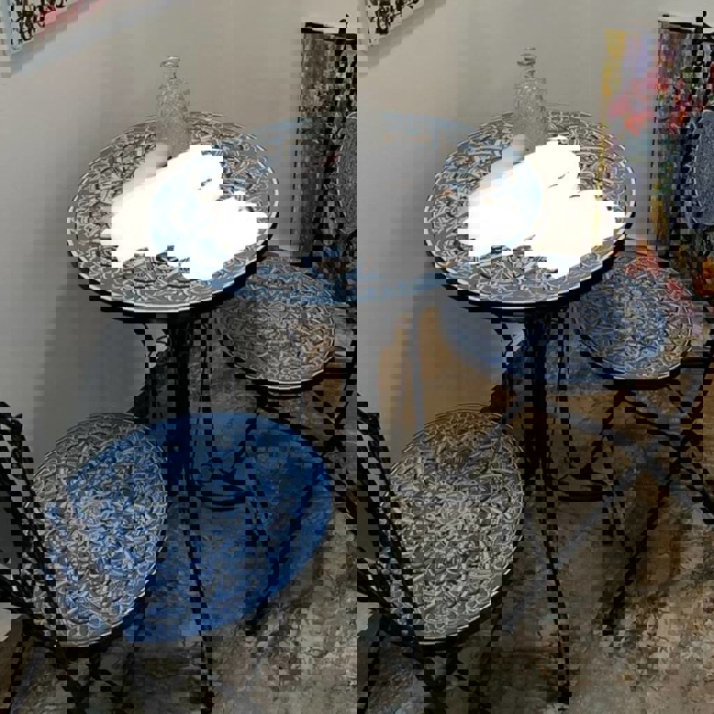 Стол и два стула