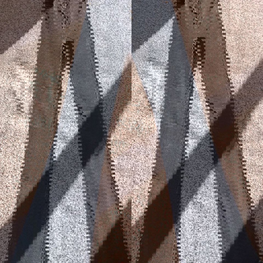 Джинсы-клеш с высокой посадкой