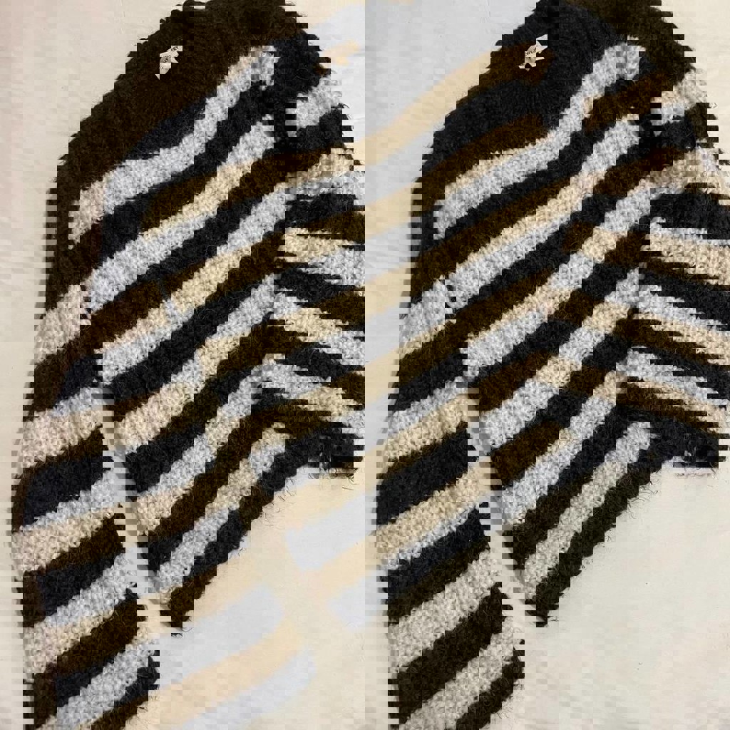 Бежевая кофта с орнаментом