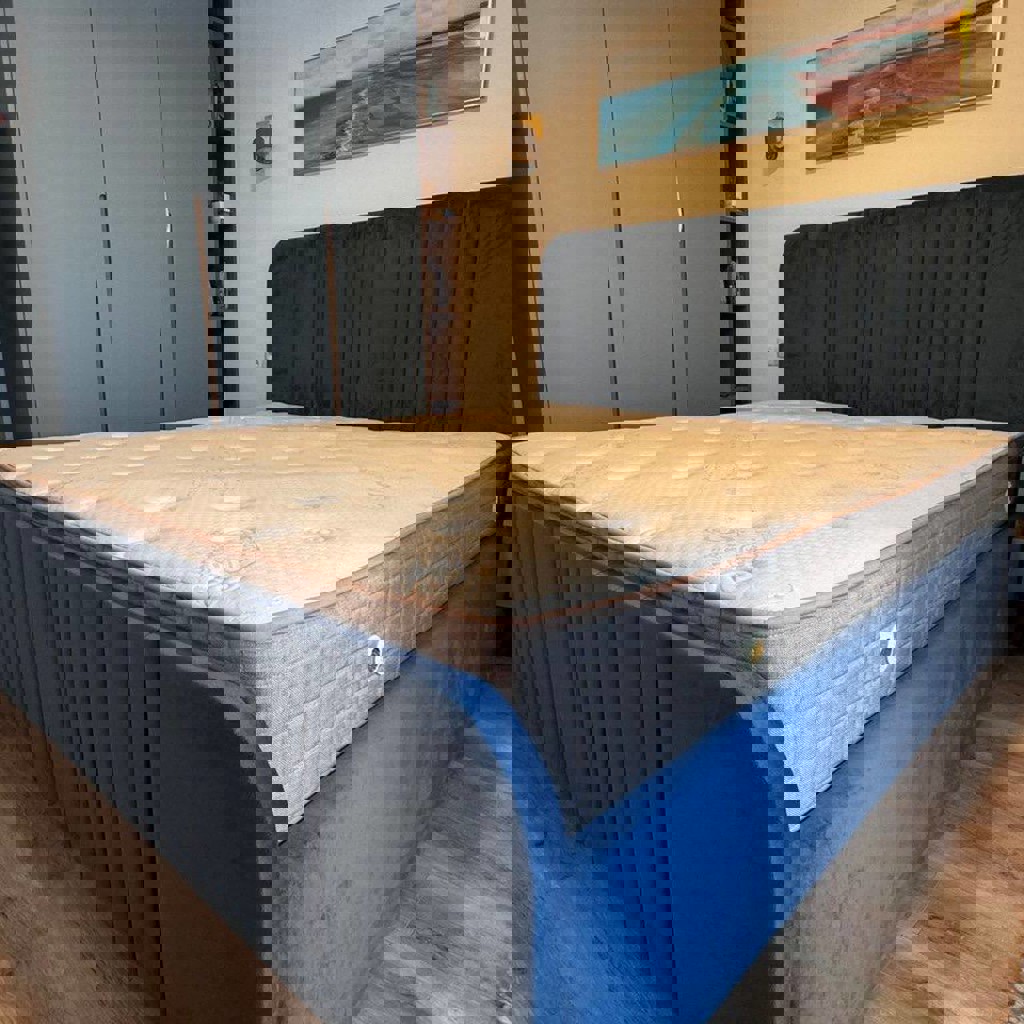 Кровать с матрасом