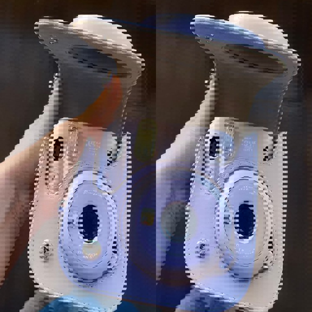 Молодой цветок в белом горшке