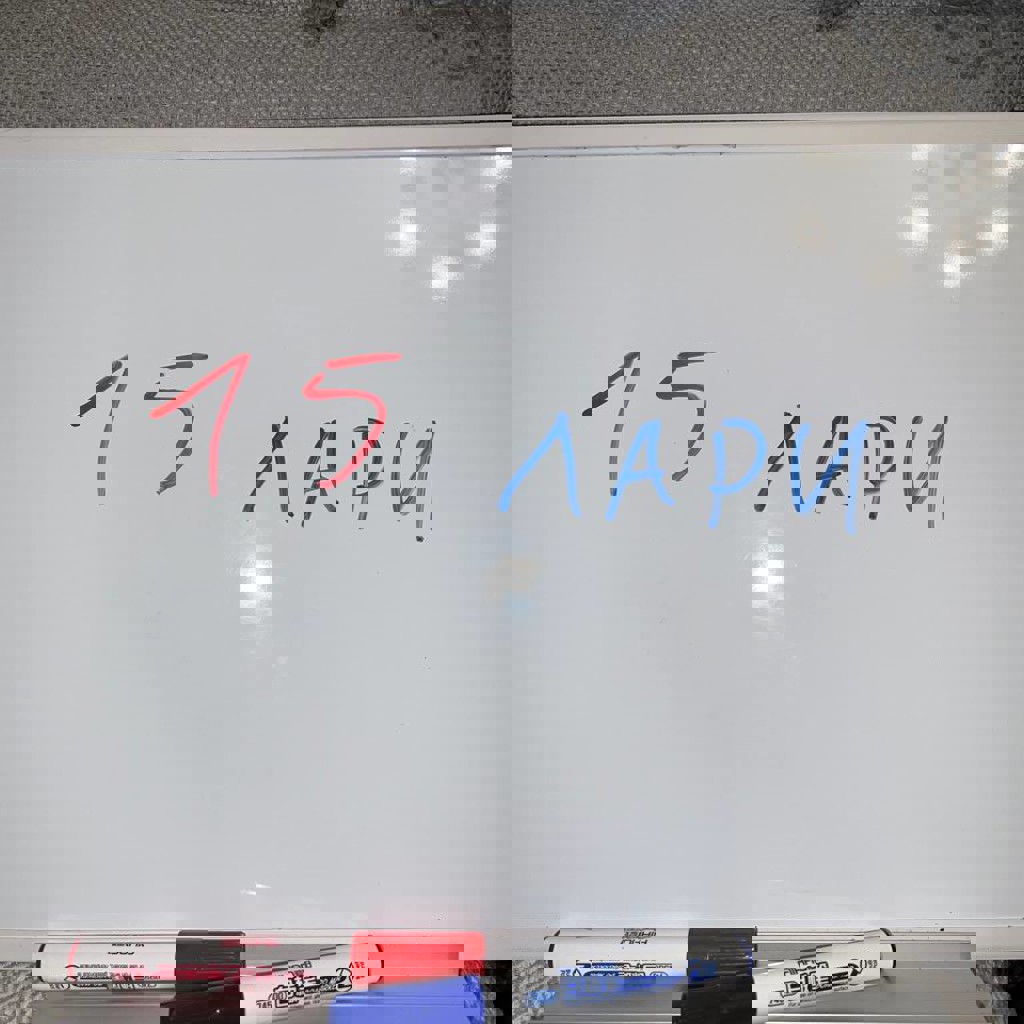 Белая доска с двумя маркерами