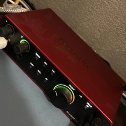 Звуковая карта Focusrite Scarlett 2i2 - фото 1