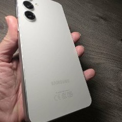 Samsung Galaxy S24 FE - фото 2