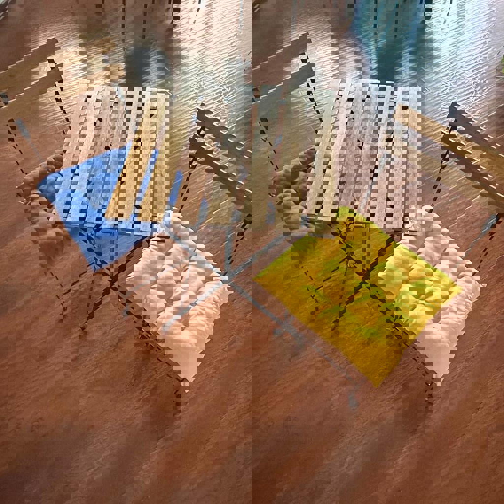 Стол и два стула