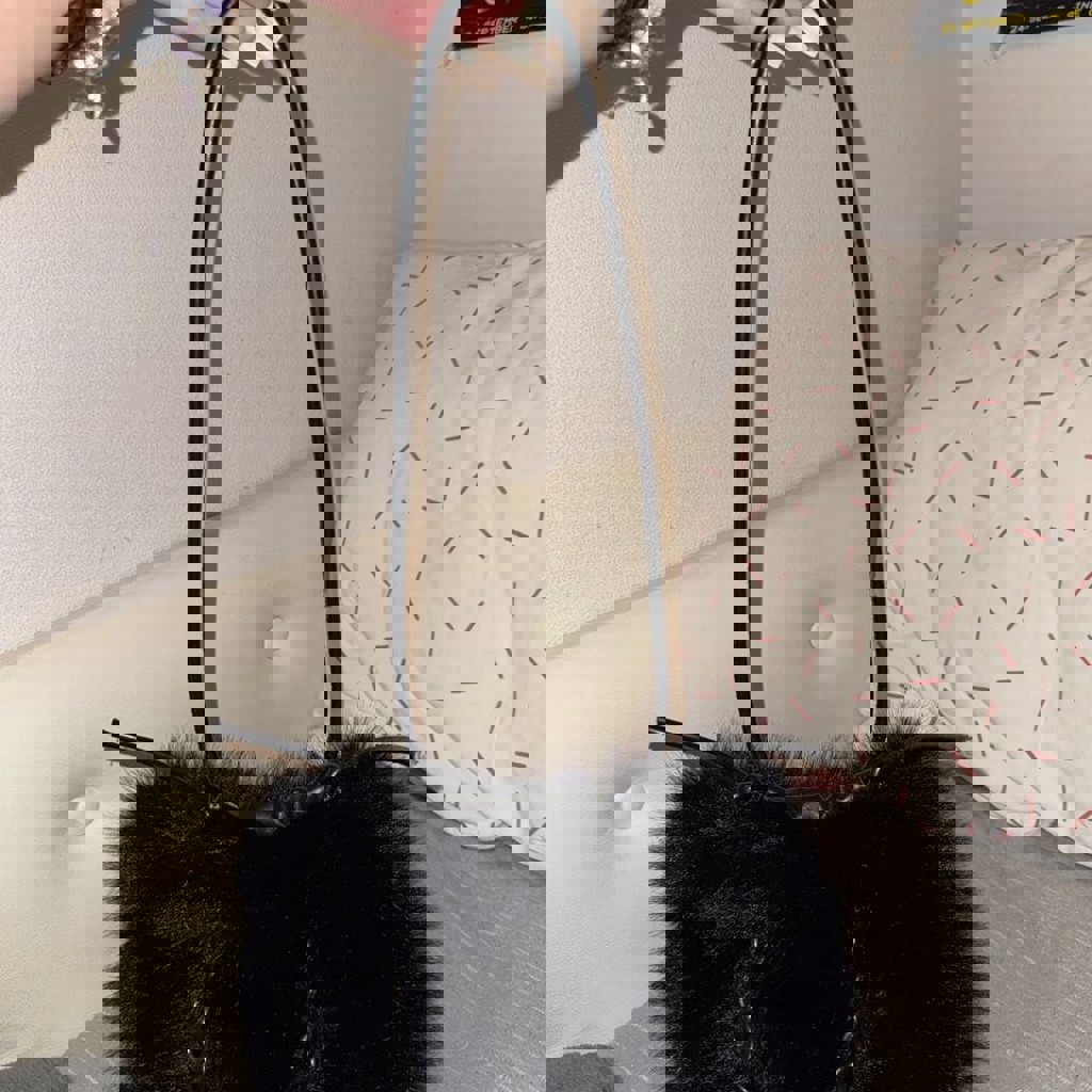 Черная пушистая сумка