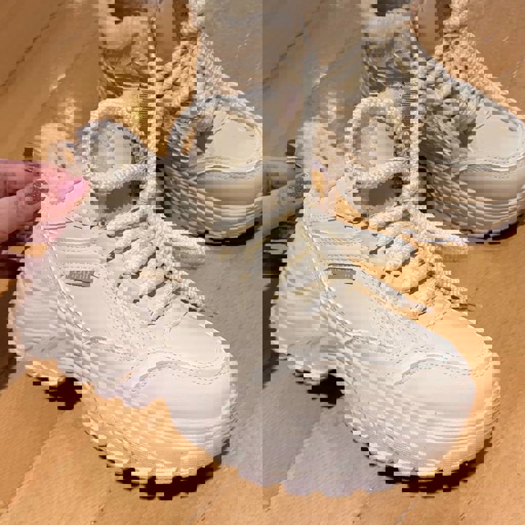 Кроссовки женские