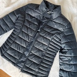 Тёмно-синяя стёганая куртка - фото 5