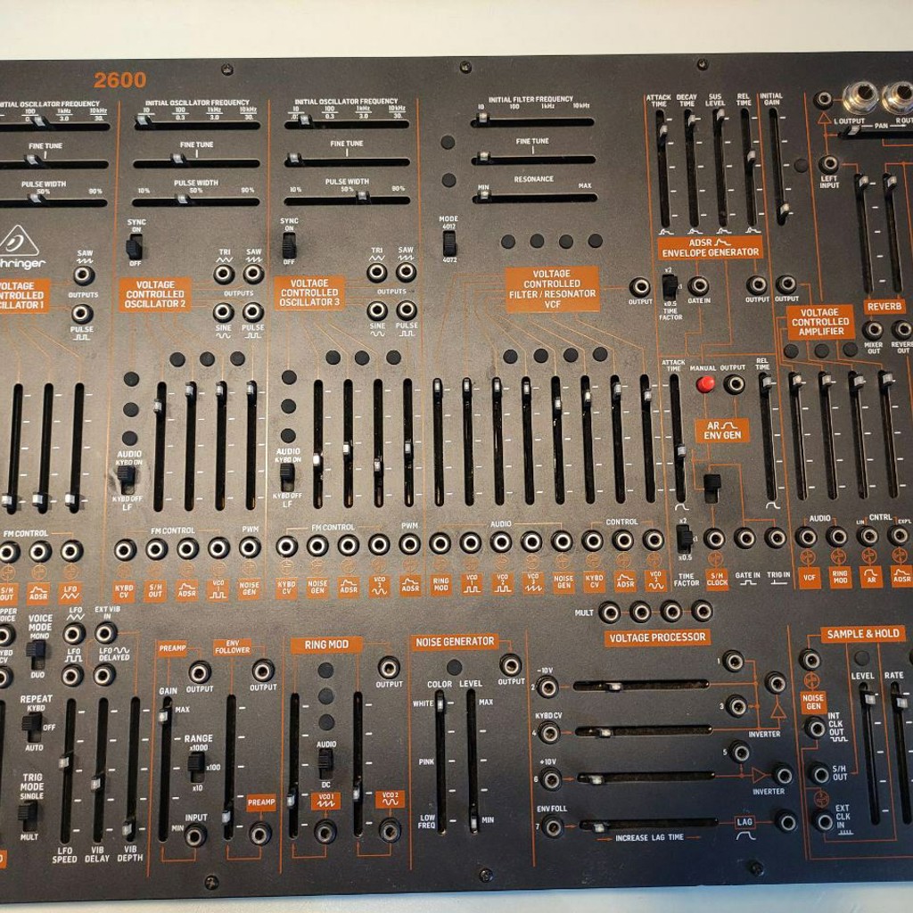 Аналоговый синтезатор Behringer 2600