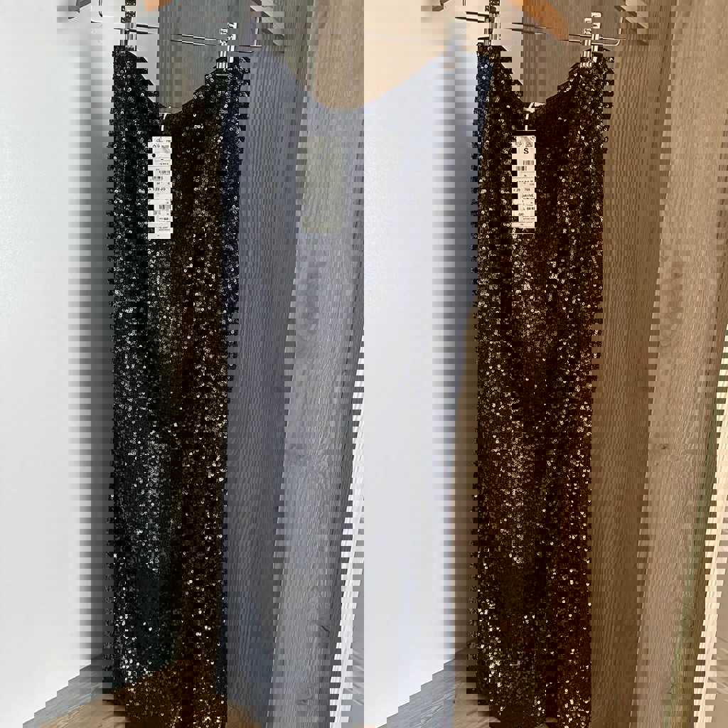 Юбка с разрезом в пайетках