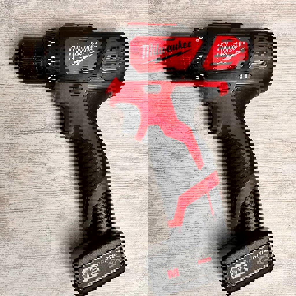 Дрель-шуруповёрт Milwaukee M12 2407-20