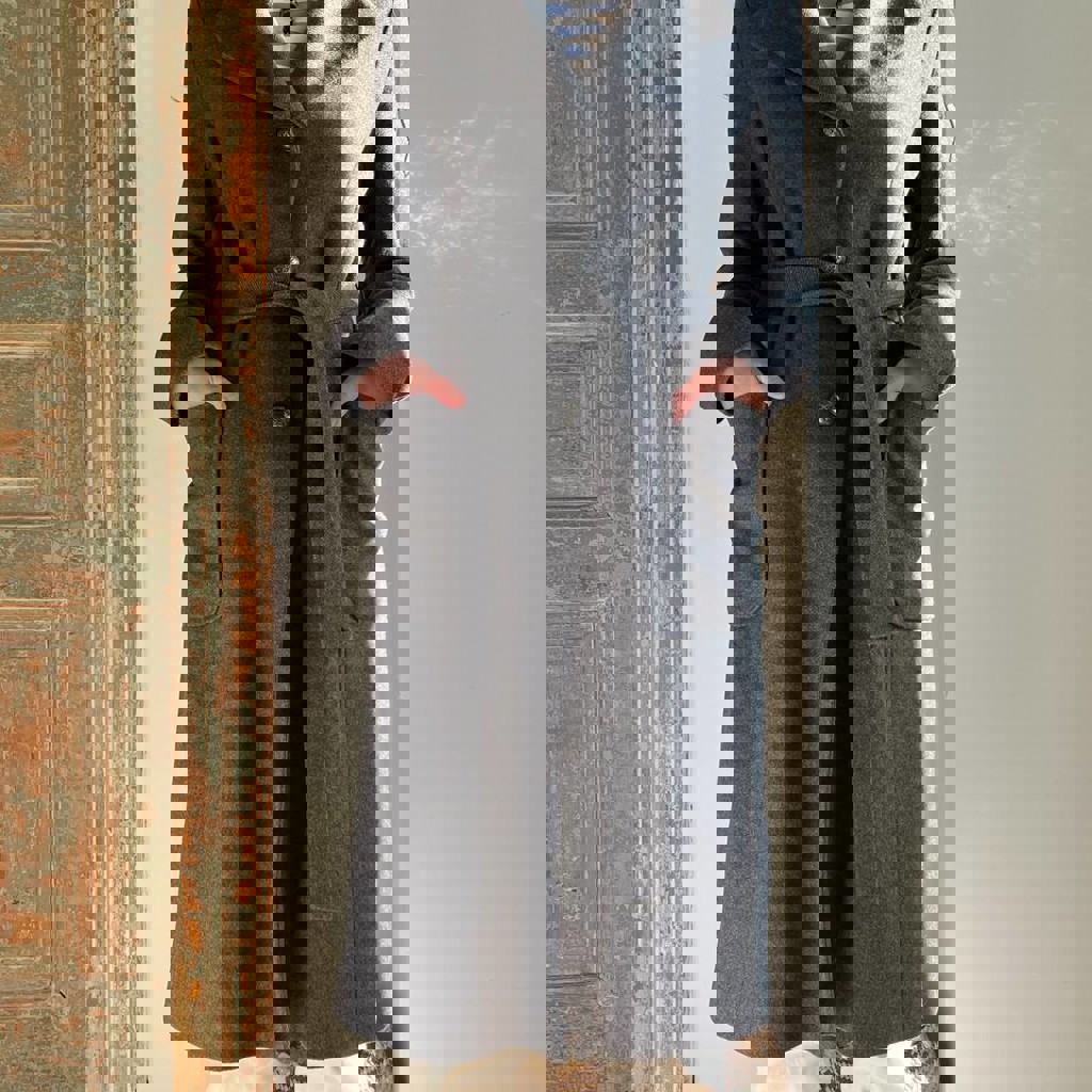 Серое пальто