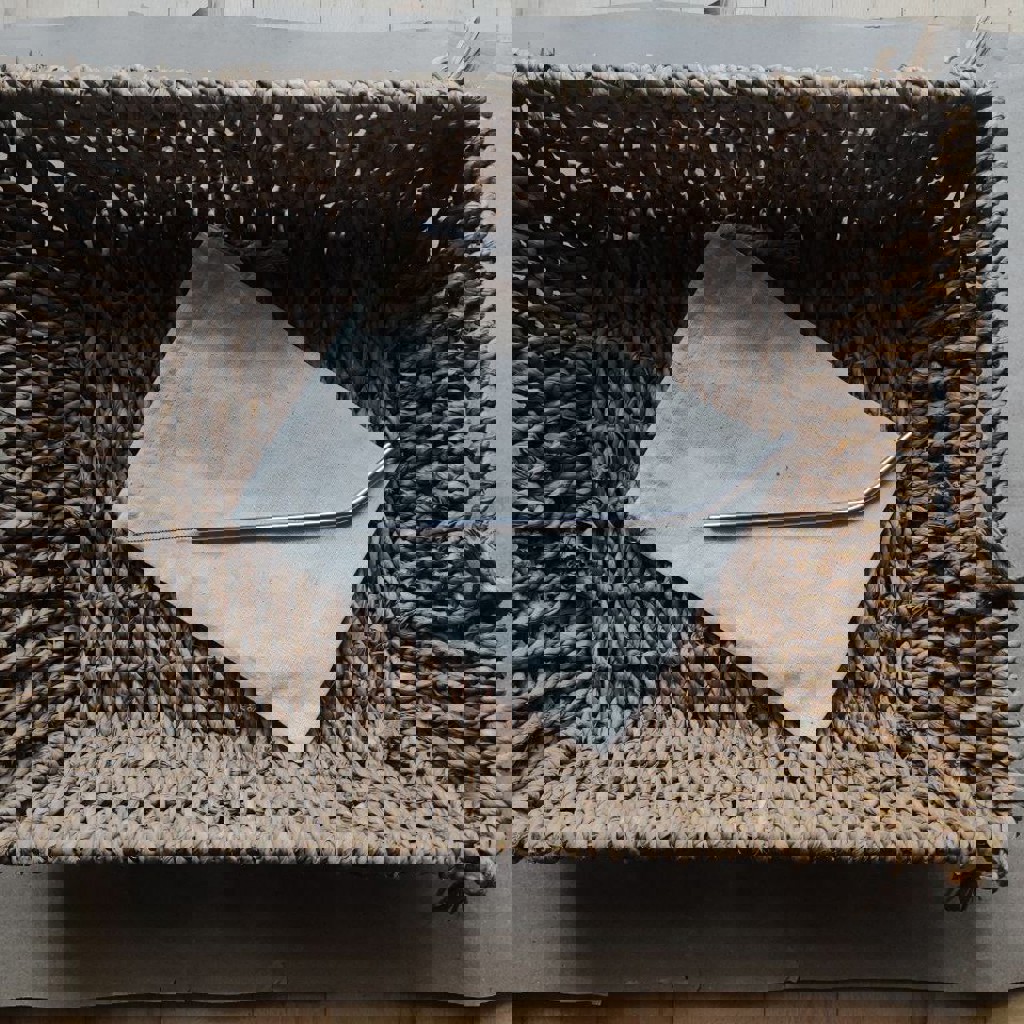 Крепкая плетёная корзина с ручками