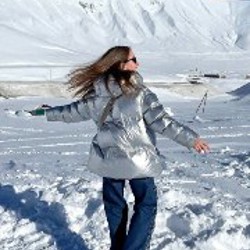 Серебристый пуховик женский - фото 2