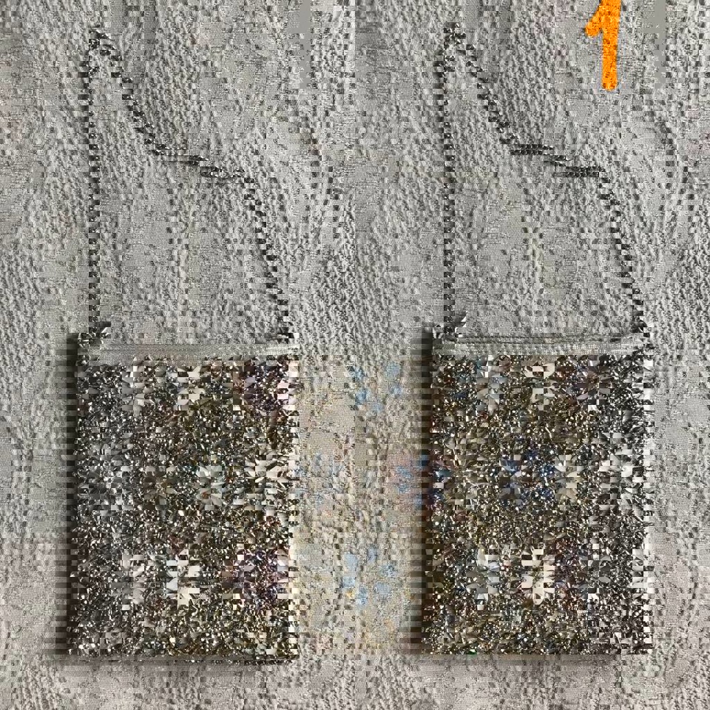 Черный клатч с камнями