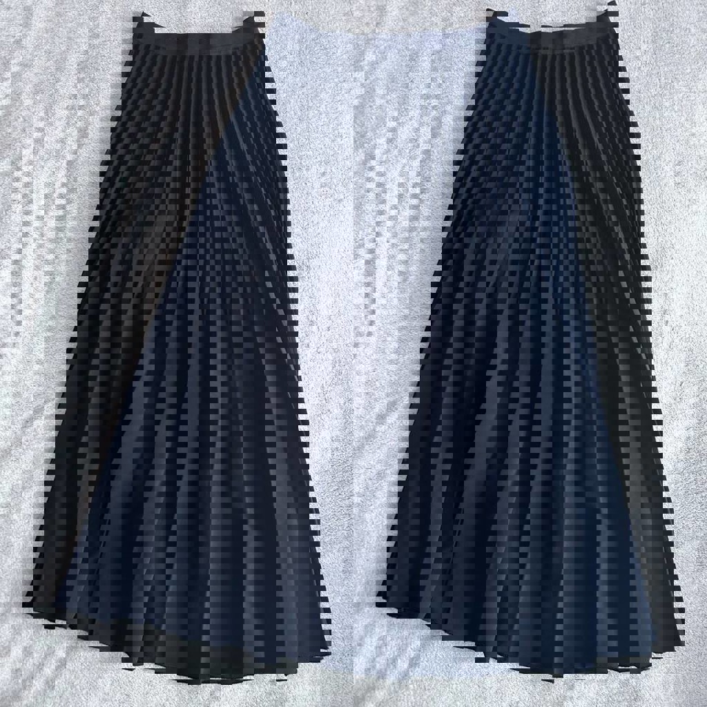 Плиссированная черная юбка миди