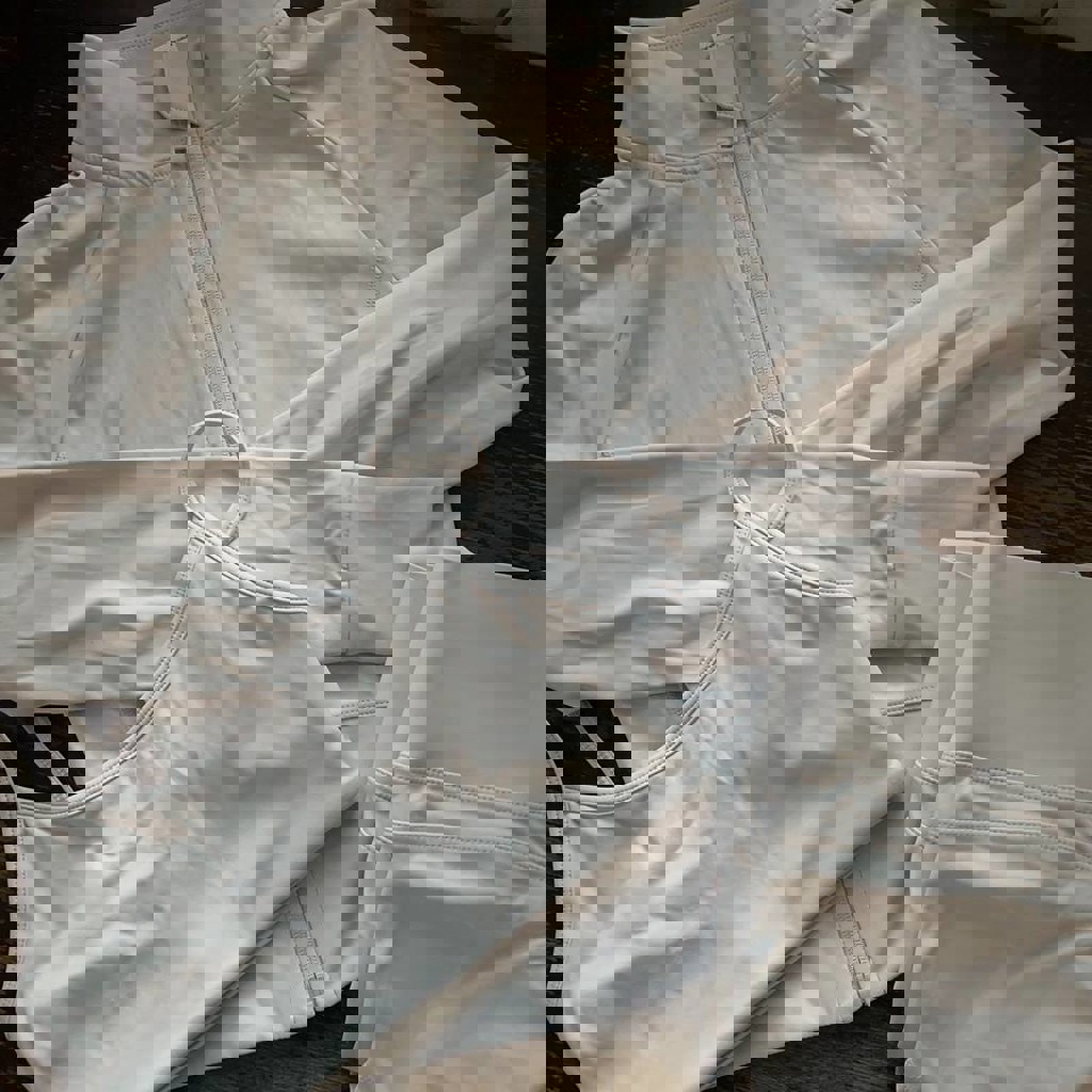 Бело-бежевый спортивный комплект