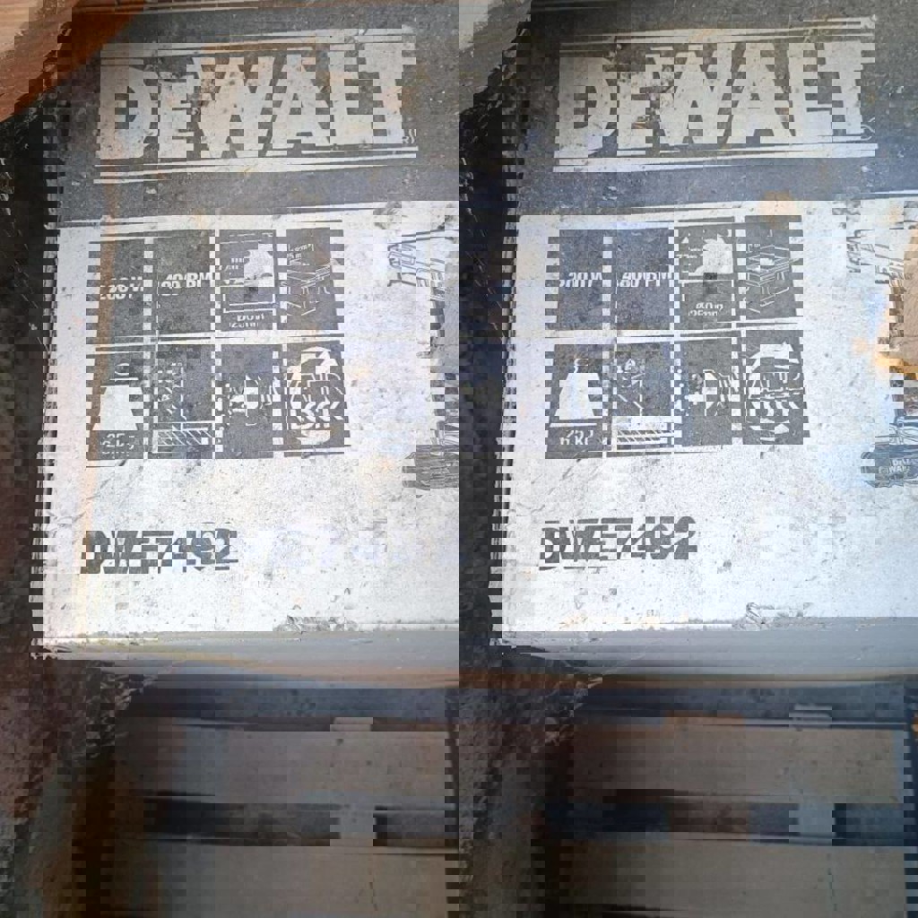 Пила торцовочная DeWalt DWE7492-QS