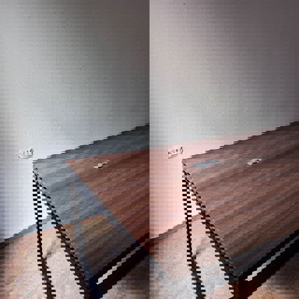 Офисный стол