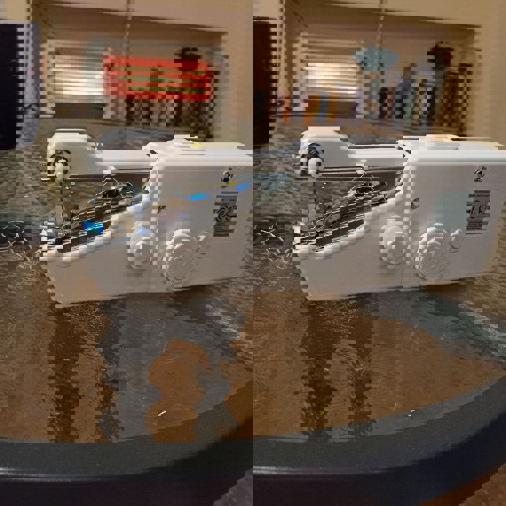 Маленькая ручная швейная машинка