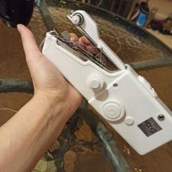 Маленькая ручная швейная машинка - фото 3