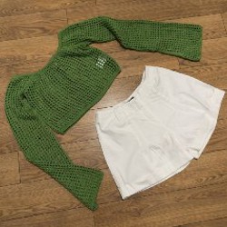 Короткий вязанный свитер - сеточка - фото 5