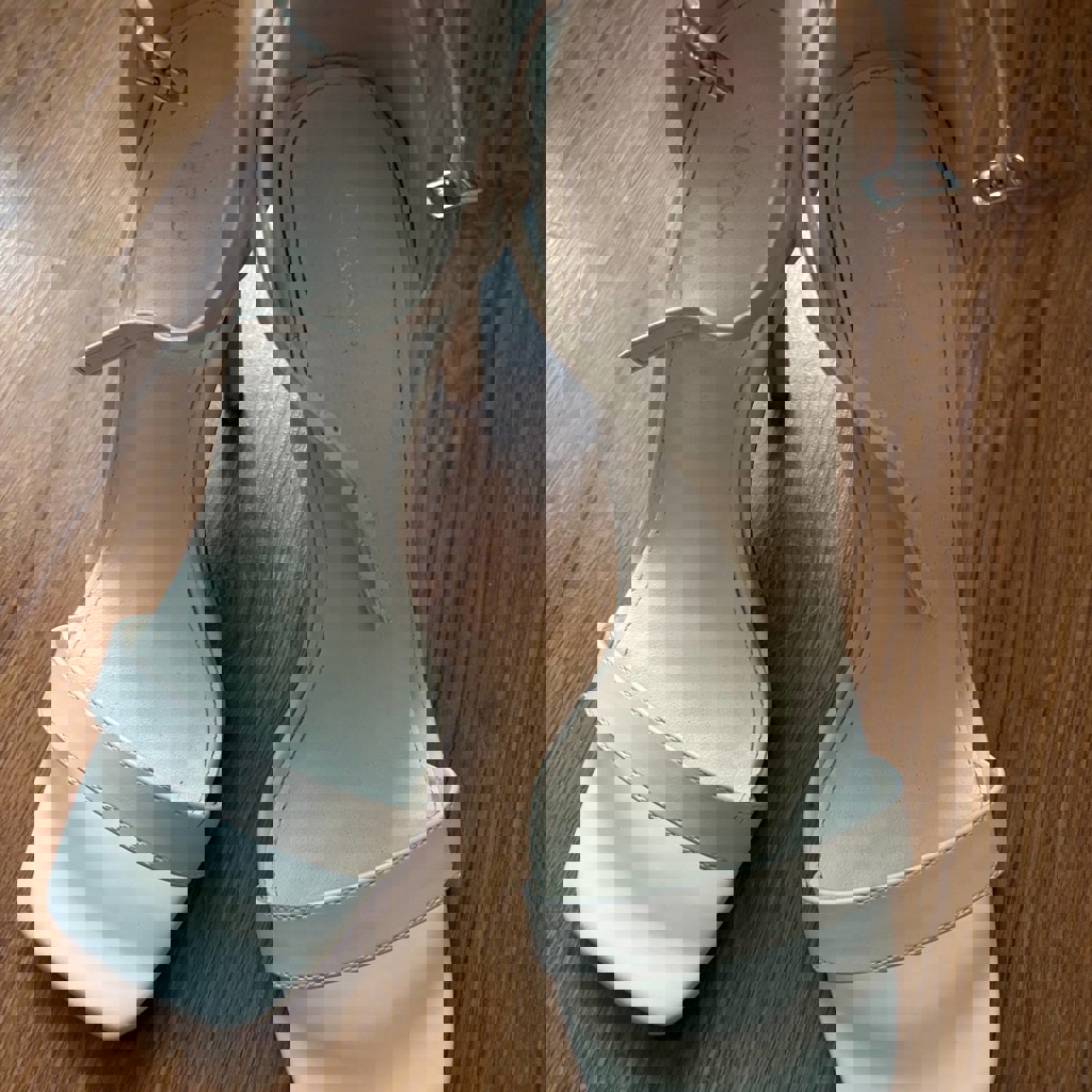 Белые босоножки