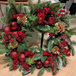 Новогодний венок с гирляндой - фото 1