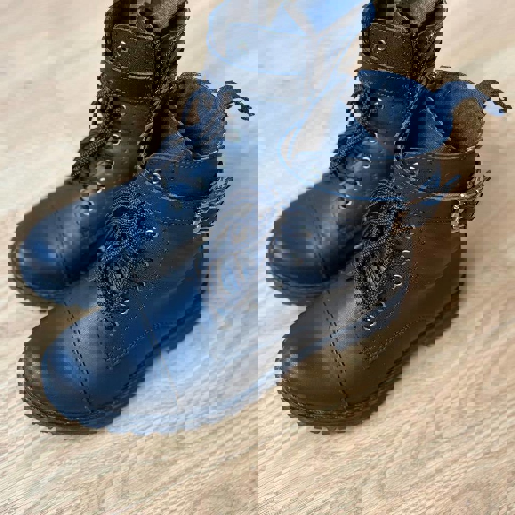 Ярко-желтые ботинки