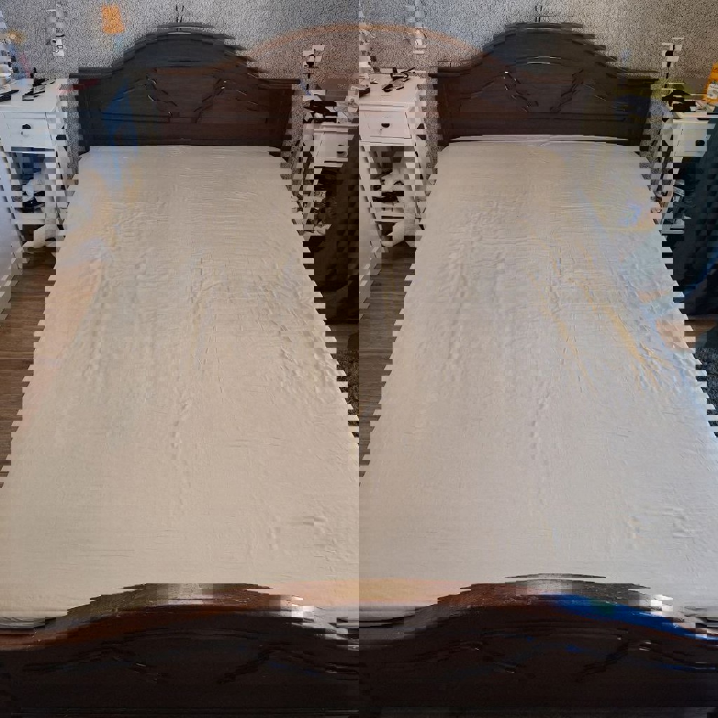 Кровать деревянная