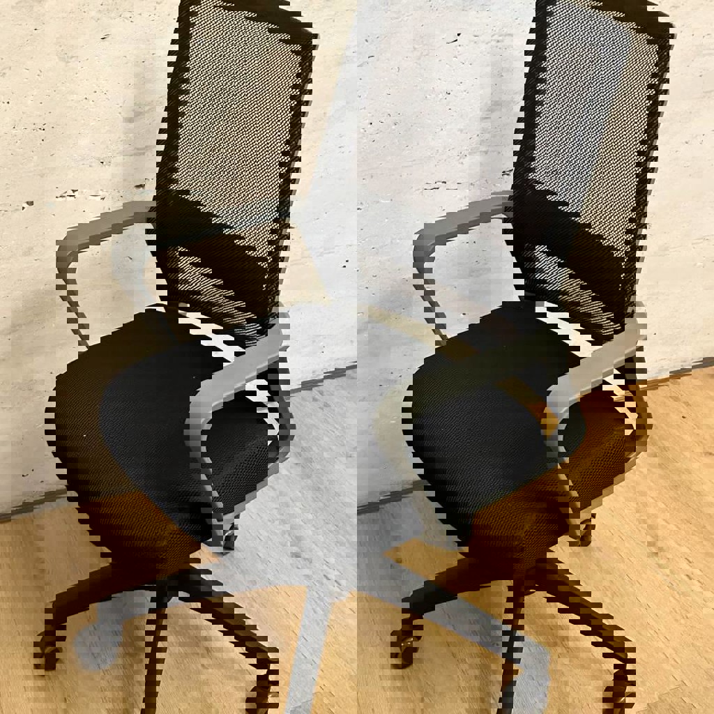 Стул на резиновых колесиках