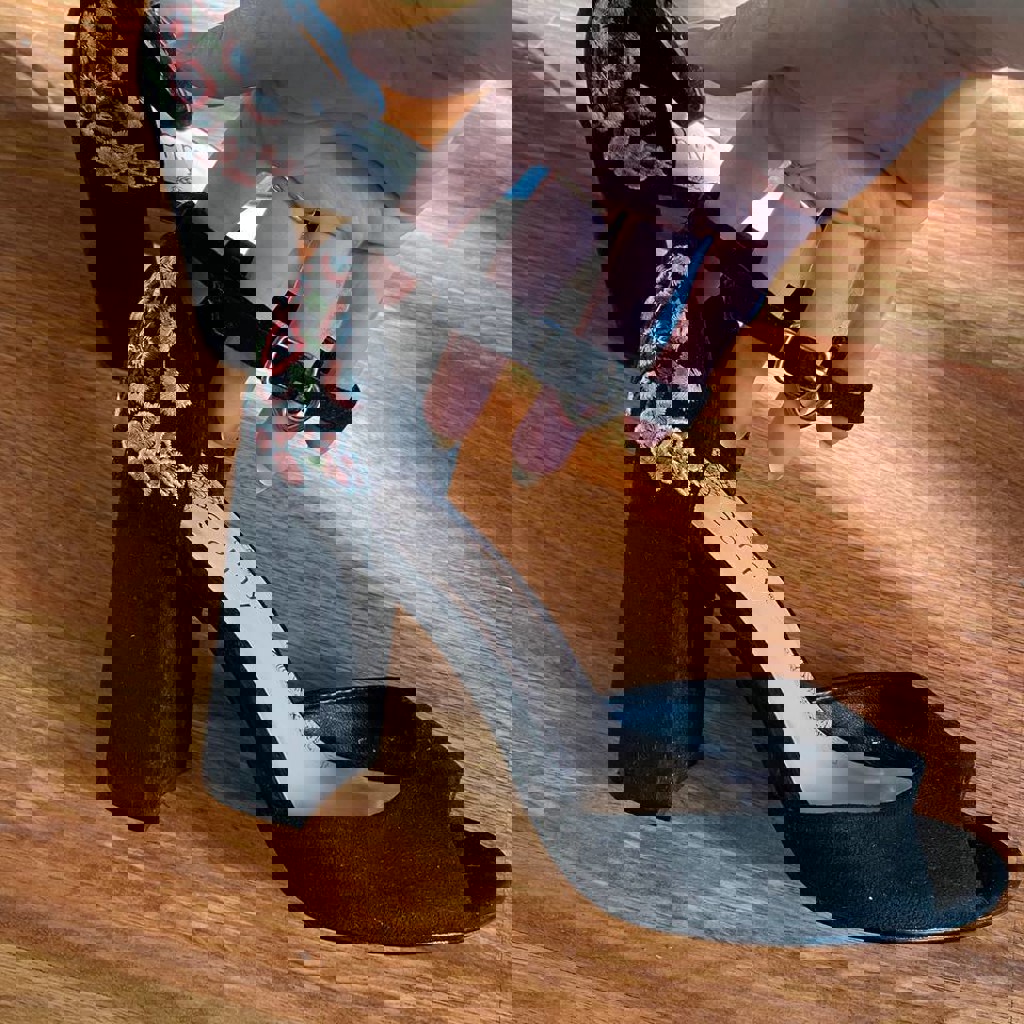 Босоножки черные с цветочком