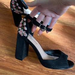 Босоножки черные с цветочком - фото 1