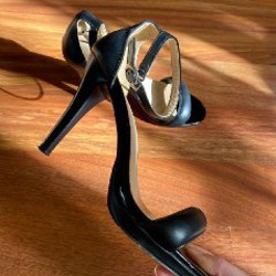 Босоножки черные с цветочком - фото 3