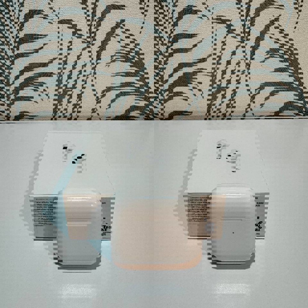 Apple AirPods 3 с зарядным чехлом MagSafe