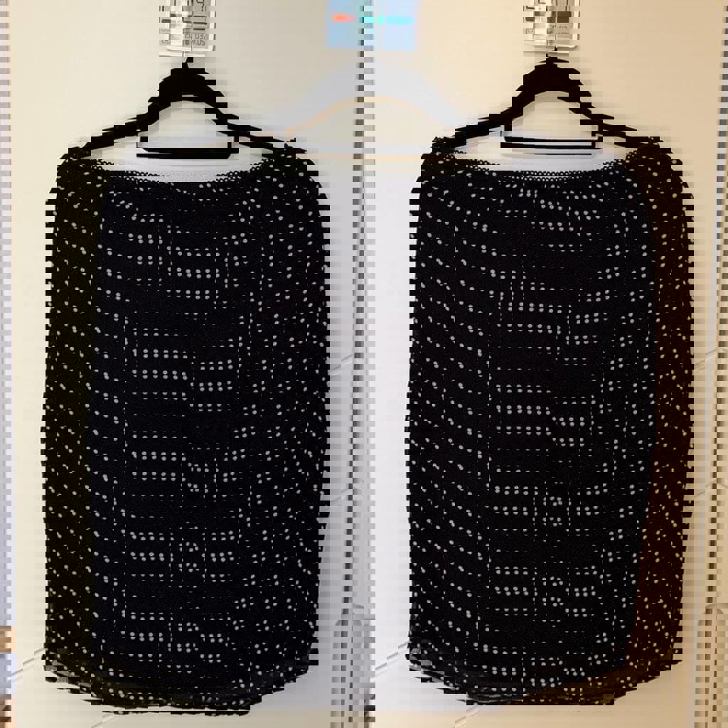 Мини-юбка в белый горошек