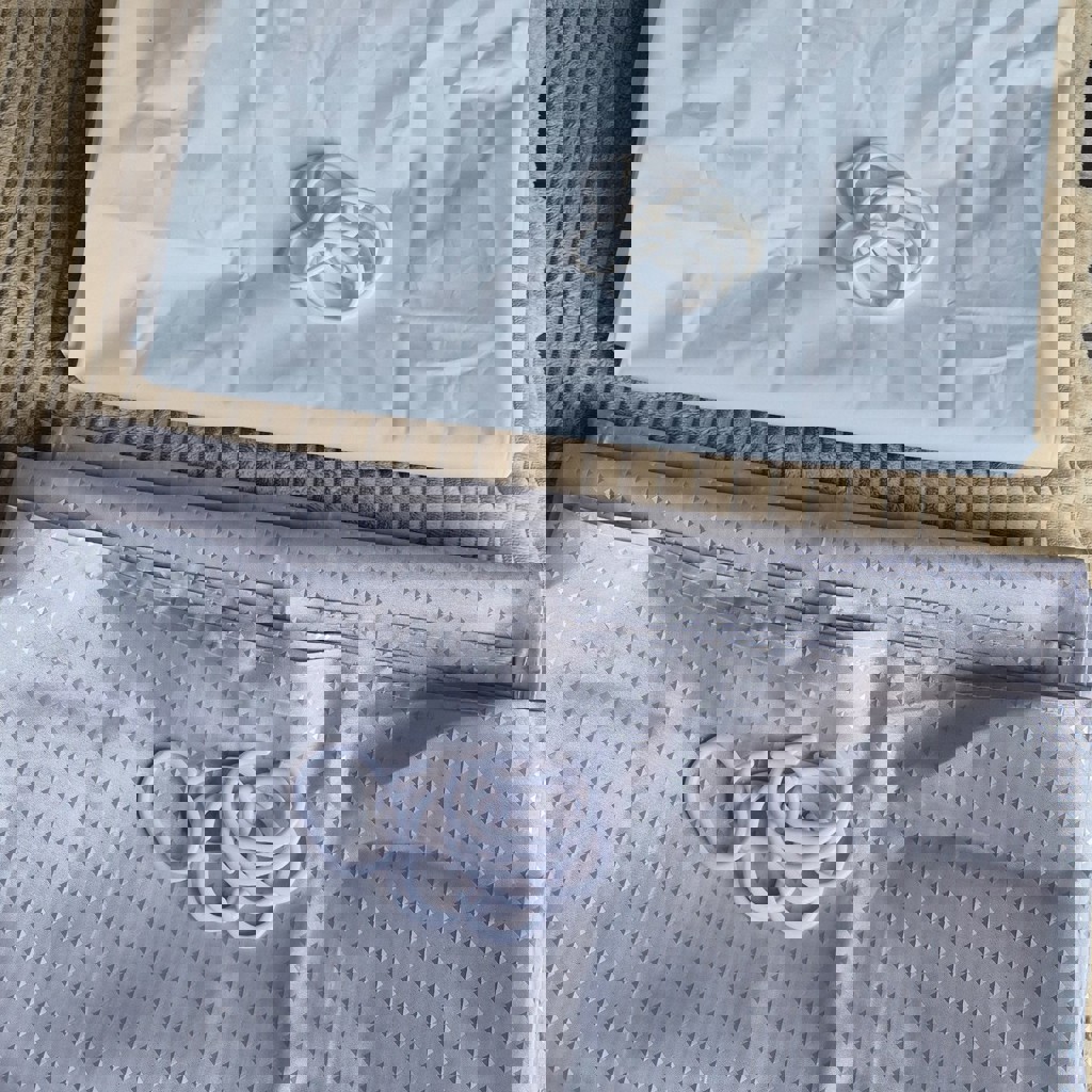 Шторка в ванную белая