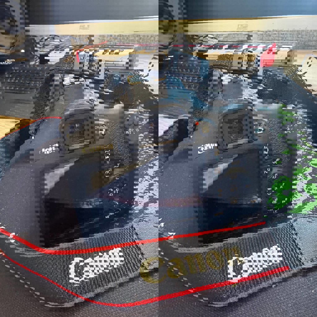 Камера Canon 2000D