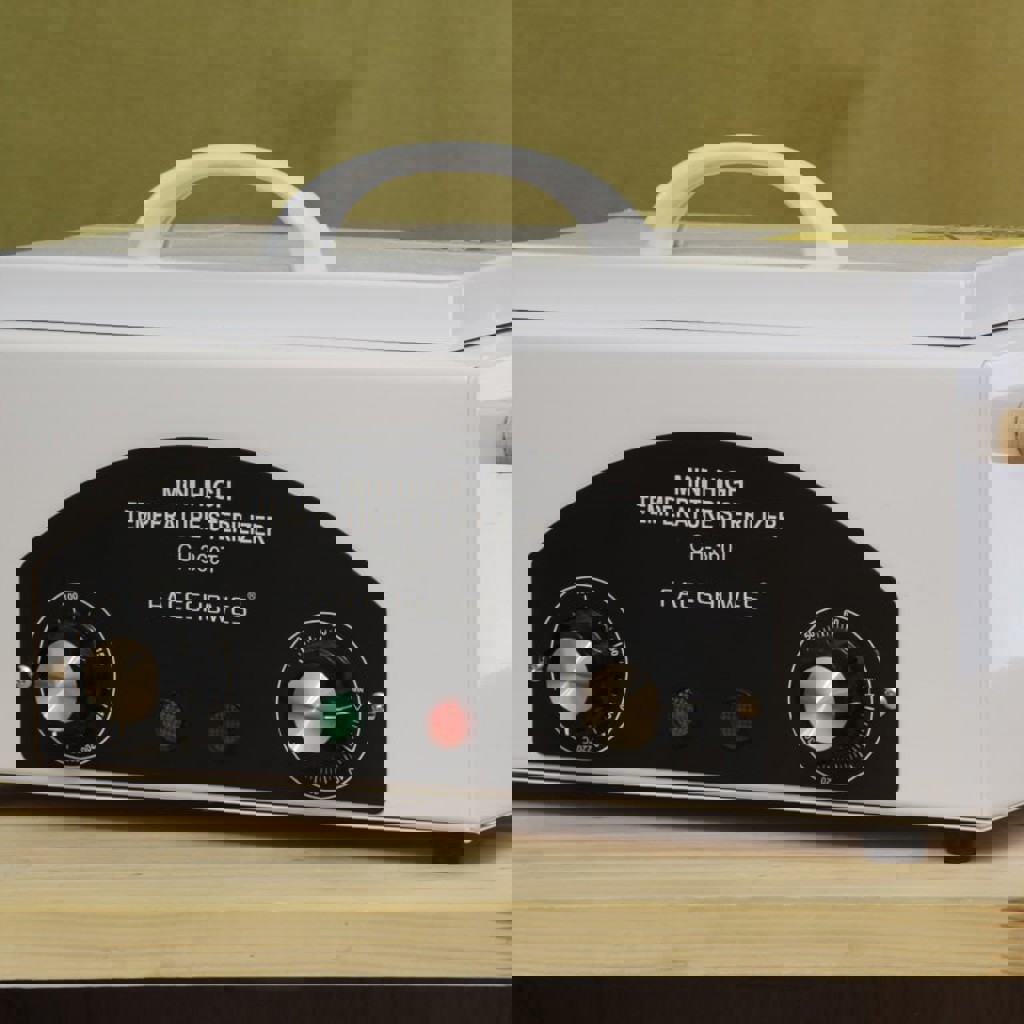 Ультрафиолетовый стерилизатор для маникюрных инструментов